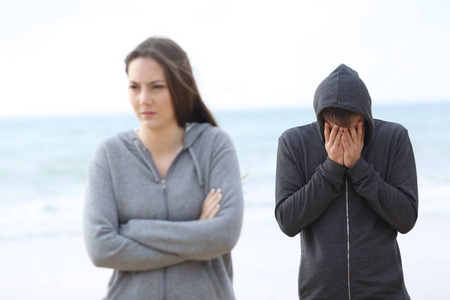 一对夫妇在海滩上和一个女孩分手,留下一个男人照片