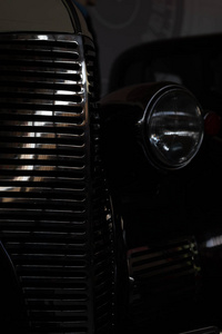 古董稀有古董老式黑色汽车的前照灯。