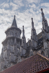 世界上最高哥特式大教堂的碎片，背景是多云的天空