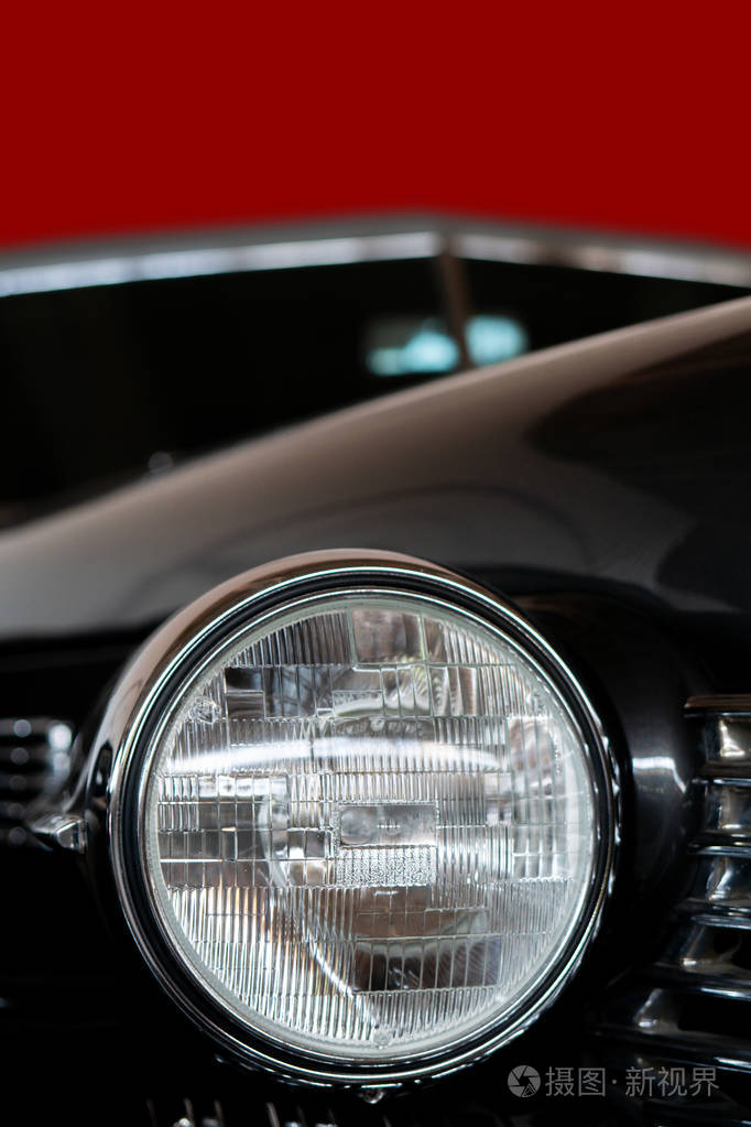 古董稀有古董老式黑色汽车的前照灯