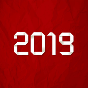 折纸2019符号在皱巴巴的纸红色背景上。