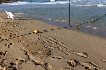 海滩上的沐浴处用一根带漂浮物的绳子围起来