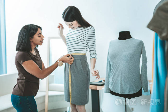 试穿新衣服的快乐女人们