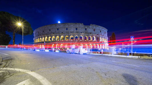 意大利的光之路在黄昏的罗马竞技场