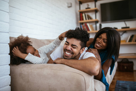 快乐的非裔美国人家庭在家享受家庭时光。