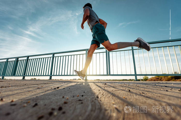 一个男人在户外跑步的低角度镜头