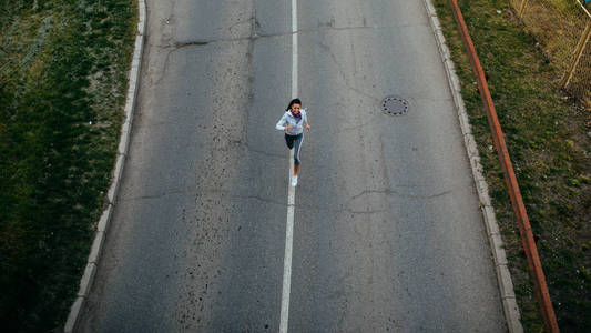 奔跑在路上图片