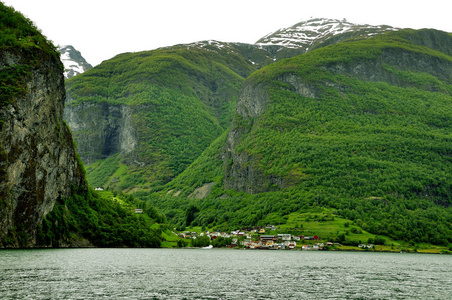 sognefjord峡湾穿过著名的弗拉姆镇，该镇以其景观和旅游火车而闻名