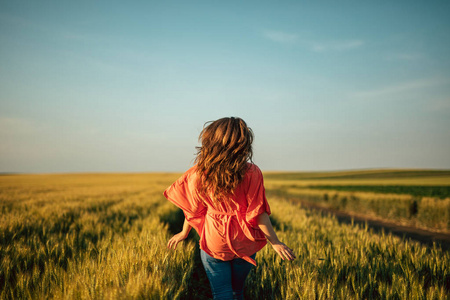 年轻女子在田野里奔跑的户外肖像.照片