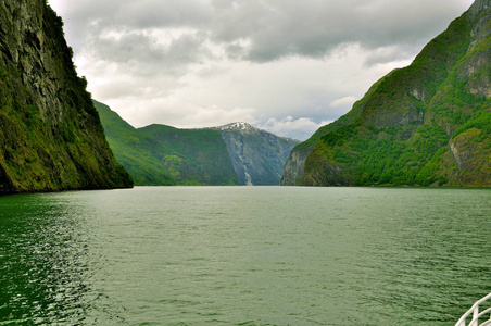 sognefjord峡湾穿过著名的弗拉姆镇，该镇以其景观和旅游火车而闻名