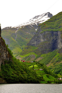 sognefjord峡湾穿过著名的弗拉姆镇，该镇以其景观和旅游火车而闻名