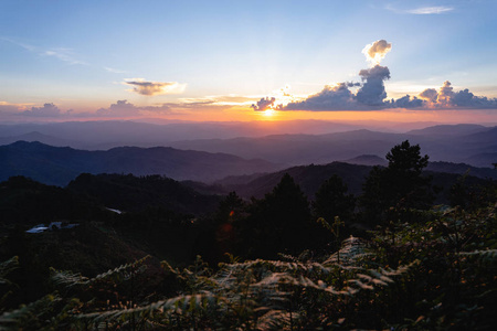 夕阳山景美丽的天空颜色