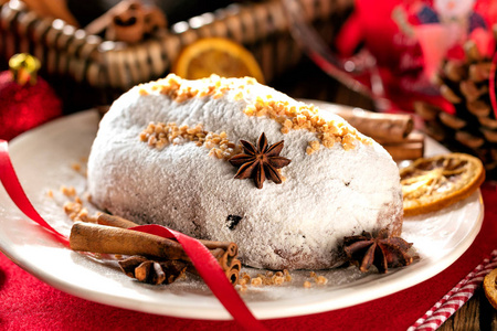 传统的德国圣诞蛋糕和蔓越莓和圣诞装饰品