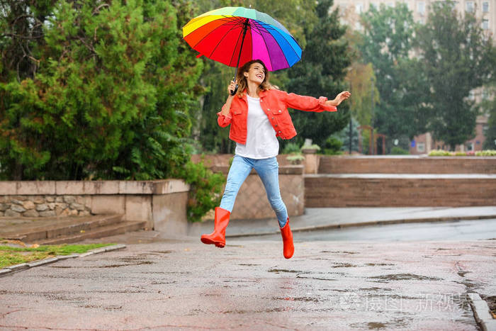 在户外下雨的时候，有一把明亮的雨伞