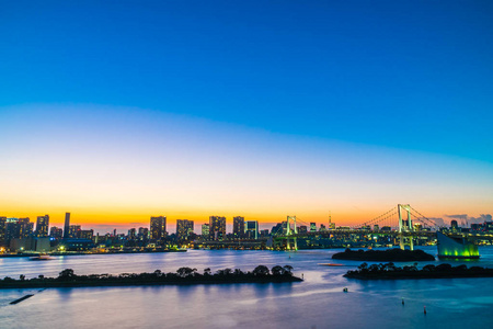 日本夕阳西下，用彩虹桥建造东京城市的美丽建筑