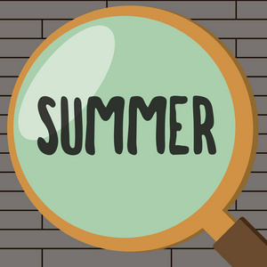 手写文字书写夏天。概念意味着年在北半球最温暖的季节从琼到8月