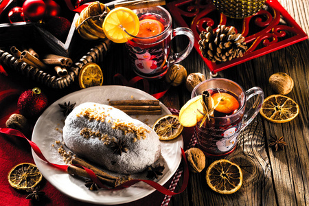 传统的德国圣诞蛋糕和蔓越莓和圣诞装饰品