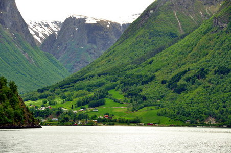 sognefjord峡湾穿过著名的弗拉姆镇，该镇以其景观和旅游火车而闻名