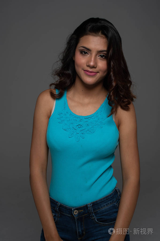 一个美丽的西班牙裔少女的肖像