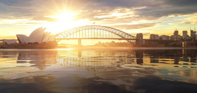 赛斯尼港和桥的城市景观，清晨日出时刻和船在海上，新南威尔士州，澳大利亚，这一IMMage可以用来旅行，Trorist和赛斯尼的概