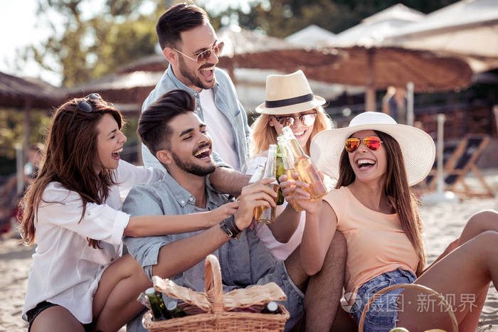 在海滩聚会上玩得开心.暑假假期,音乐人的概念.