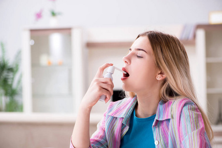 使用优越性治疗哮喘的年轻妇女