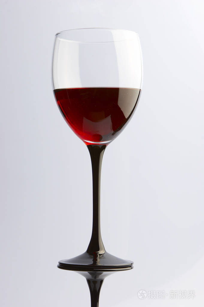 镜子表面上满是红酒酒杯贴紧