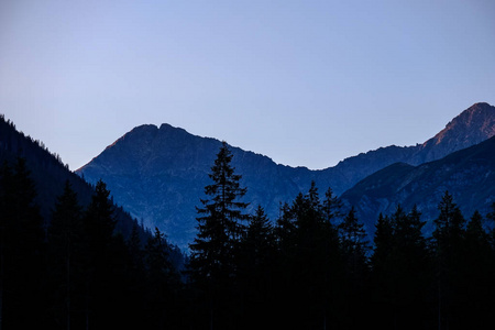 晨曦在斯洛伐克的塔特拉山顶和森林上空升起第一缕光线