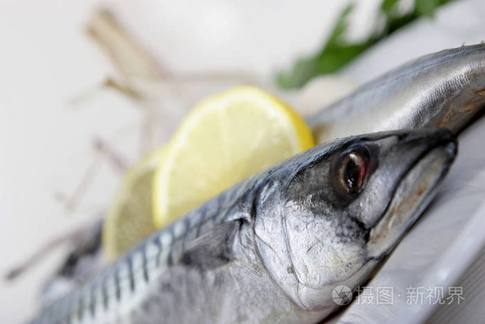 在白色盘子上放柠檬片的排鱼