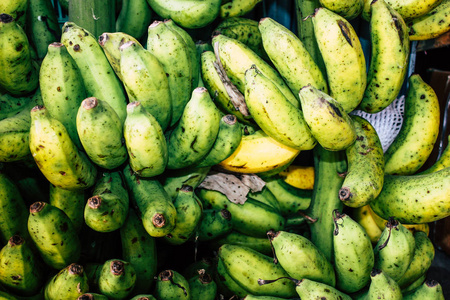 尼泊尔波哈拉2018年9月24日在尼泊尔波哈拉蔬菜市场上出售的各种水果的特写。