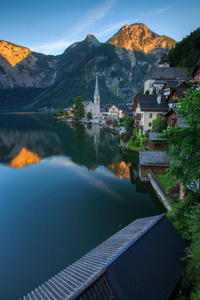 奥地利阿尔卑斯山萨尔茨卡梅尔古特地区著名的哈尔斯塔特山村和哈尔斯泰特湖的风景图片和明信片景观