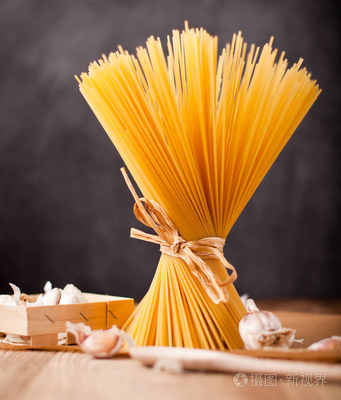 黄色长意大利面在乡村背景上黄色意大利面食长长的意大利面