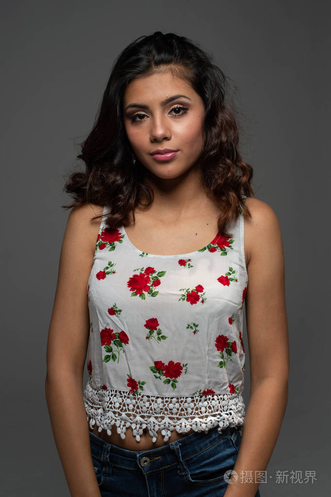 一位美丽的西班牙少女的肖像