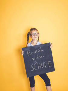 戴着眼镜的漂亮女学生端着黑板说着话终于又在德国上学了