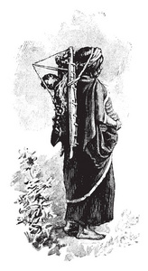 一个女人带着一个裹着布的孩子，被绑在一个院子高的框架上，上面画着老式的线条或雕刻插图