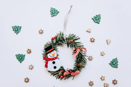圣诞花环与雪人圣诞树玩具白色背景