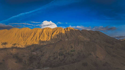 沙质峡谷。 暖色背景。 黄色砂岩纹理山白色细沙沙丘明亮的天空