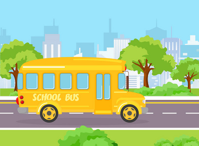 黄色滑稽的学校公共汽车的向量例证为孩子在现代大都市背景与大厦和树。校车路用卡通平面风格