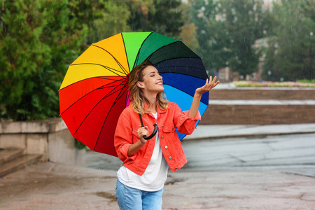 在户外下雨的时候，有一把明亮的雨伞