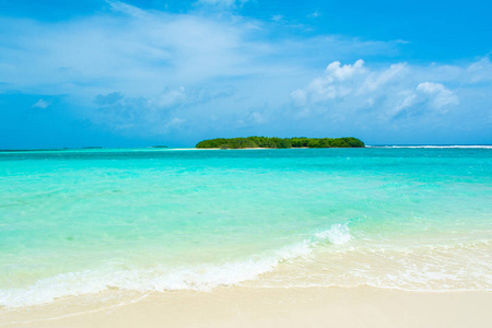 印度洋马尔代夫无人岛上美丽的沙滩