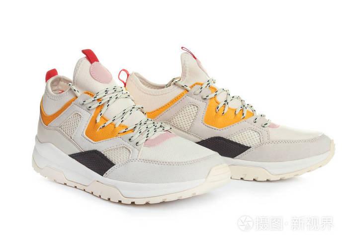 白色背景上的一双时尚运动鞋