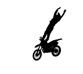剪影职业摩托车骑手骑FMX摩托车跳跃表演极端特技。 职业自行车跳跃