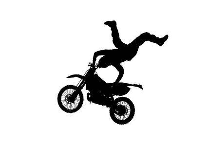 剪影职业摩托车骑手骑FMX摩托车跳跃表演极端特技。 职业自行车跳跃