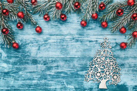 圣诞节蓝色圣诞节背景冷杉树枝与红色球体。 文本空间。 上面的风景。 一棵有玩具的木树