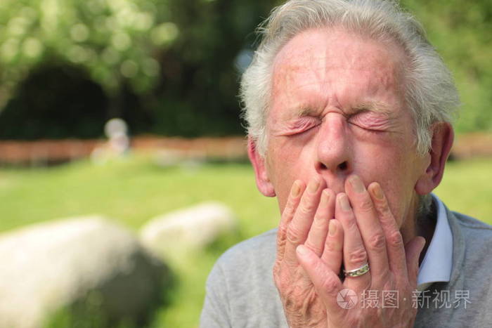 打哈欠的老白种人