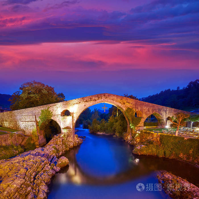 西班牙阿斯图里亚斯的萨莱河上的卡加斯德奥尼斯罗马桥