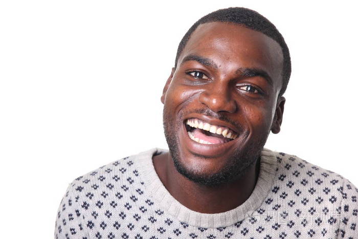 微笑的黑人摆姿势