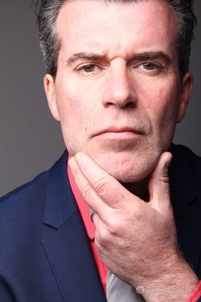 严肃的高加索老商人