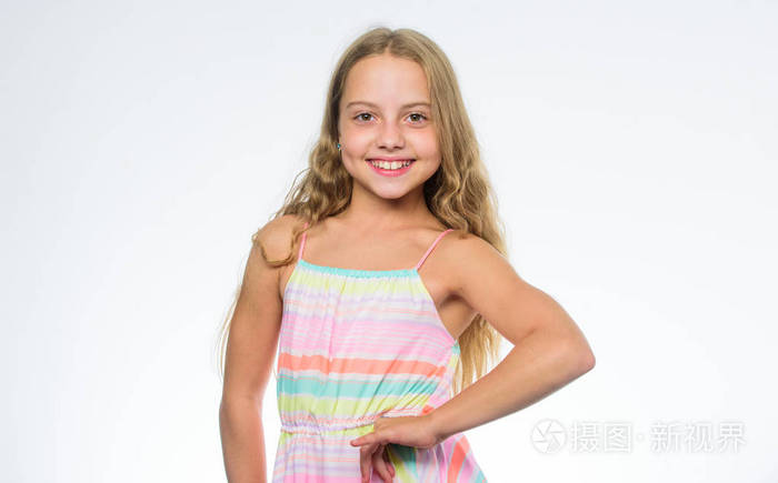 孩子们的头发护理技巧.孩子小女孩高兴看相机.如何照顾孩子的头发