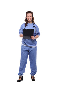 穿着医用制服的白种人女医生用听诊器和剪贴板